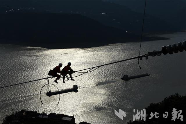 |跨越长江，电网工人峡江上走网丝