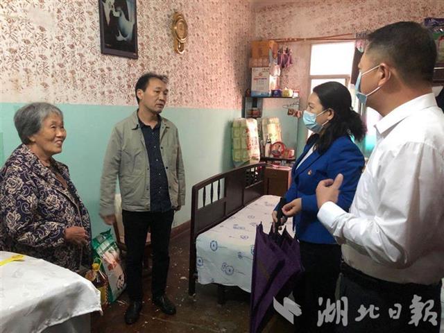 |省委统战部党员下沉社区融入基层治理：上门“认亲”，给困难群众“搭把手”