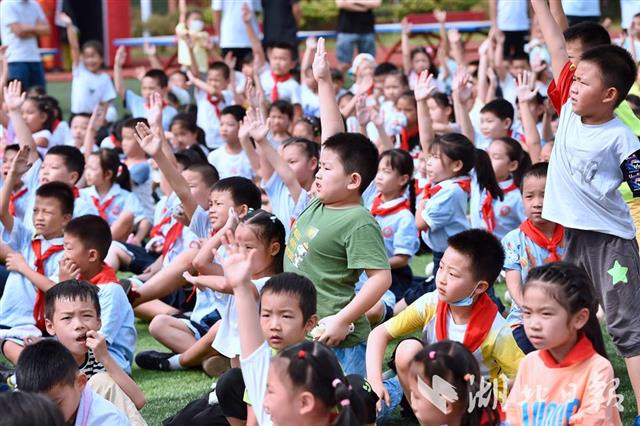 |小学生演练“火场逃生”