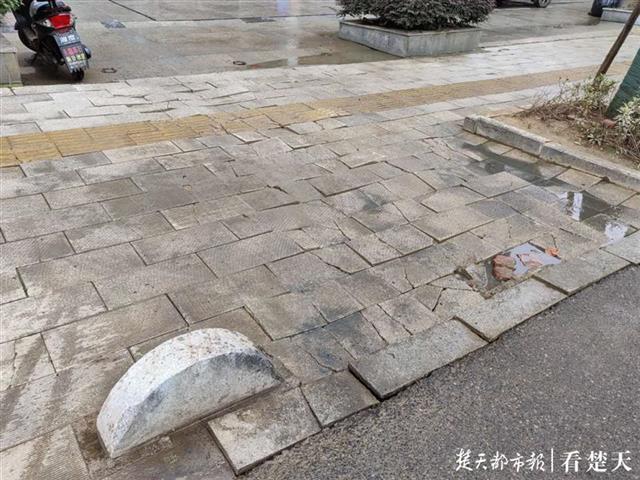 |矮石墩墩“埋伏”地铁口，车辆遇“袭”弹出安全气囊