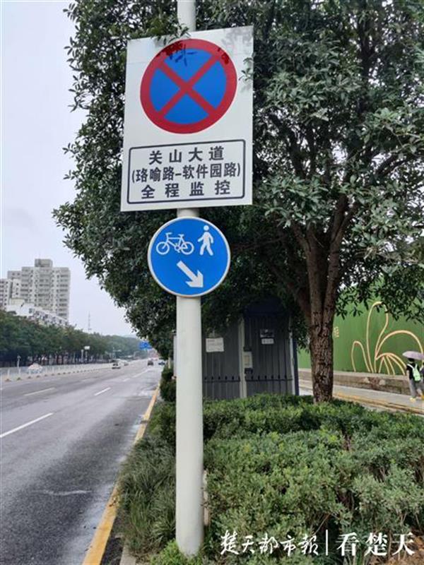 |矮石墩墩“埋伏”地铁口，车辆遇“袭”弹出安全气囊