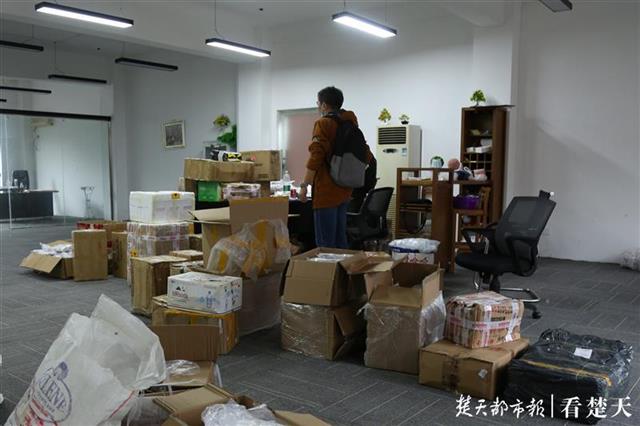 |10块奖牌摆满“荣誉墙”竟是诈骗窝点，武汉警方端掉代理加工诈骗团伙