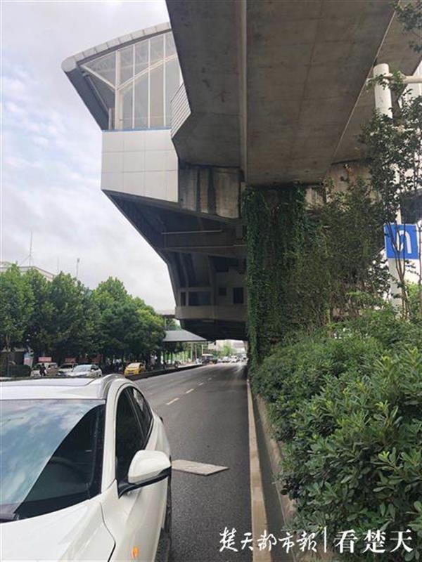 |木板从天而降，车辆引擎盖被砸坏