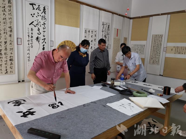 |文化扶贫进乡村 26幅名家书画赠村民