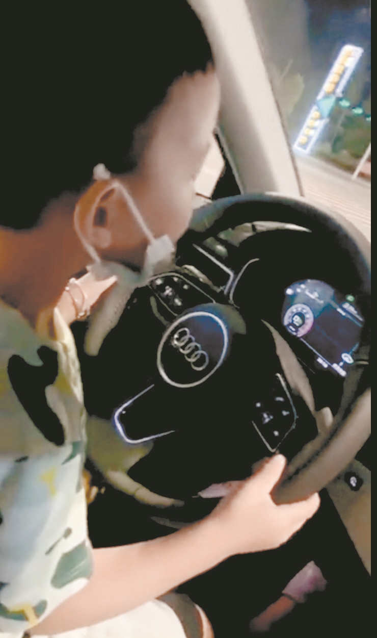 |男子开车让4岁儿子把控方向盘发朋友圈炫耀被罚款400元驾照记14分