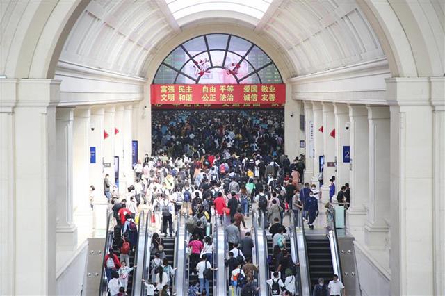 |客流迎新高！武铁10月1日加开145列客车提升运力