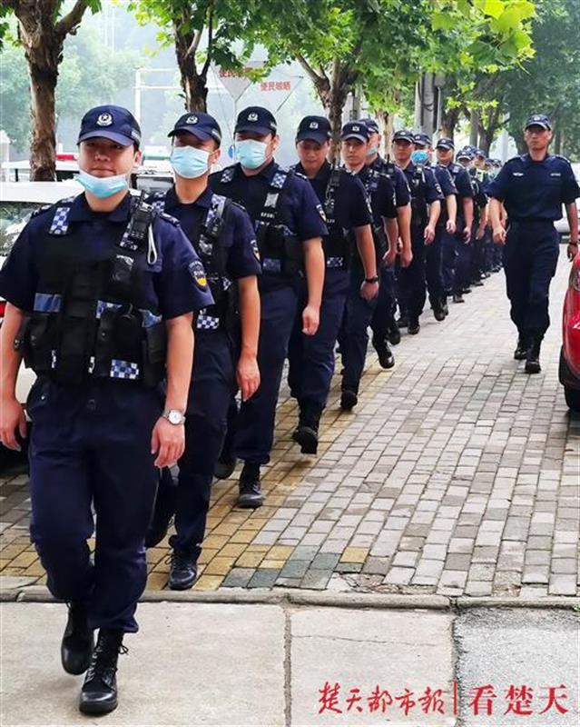 |雄赳赳，气昂昂，保安列队来献血