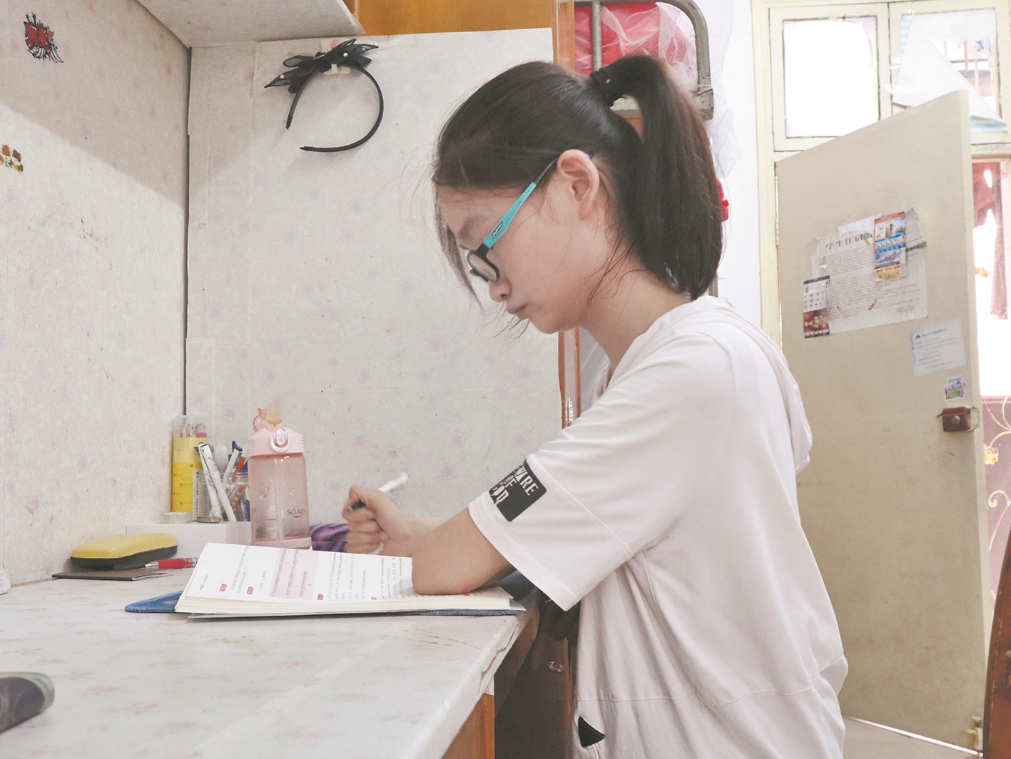 |15年坚强求学不言放弃 脑瘫大学生投身公益回馈社会