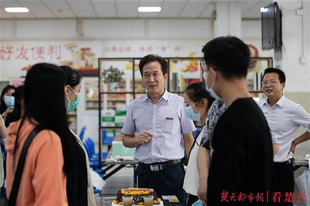 |暖！5名大学新生生日来校报到，校长送上长寿面