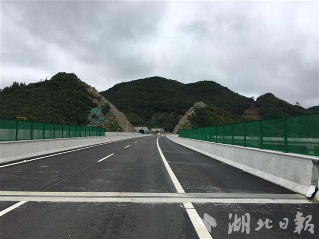 |在鄂央企鏖战云南边锤：悬崖上凿壁造桥，山岭里钻隧修路