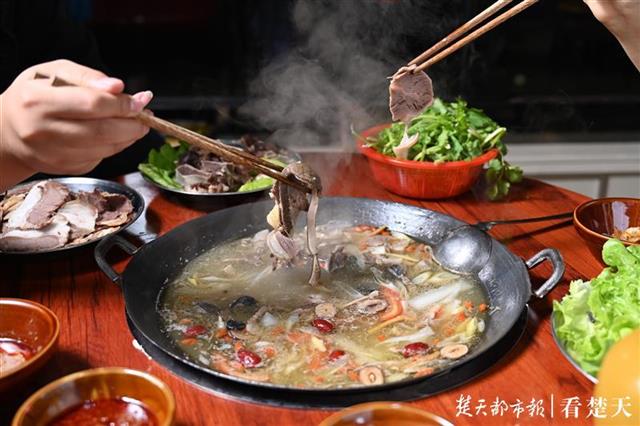 江城提前开启秋冬羊肉季，吃烫皮羊肉喝骨汤成最热养生吃法