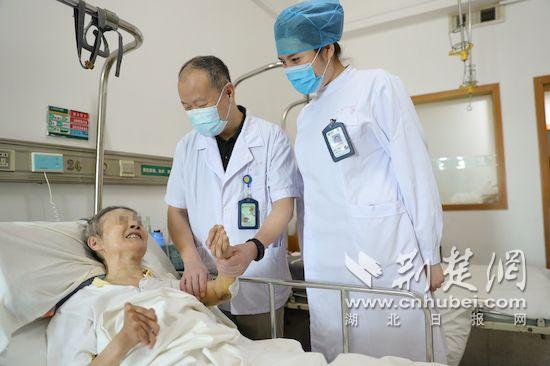 |跨越十年的医患情：医生两度为老人置换关节