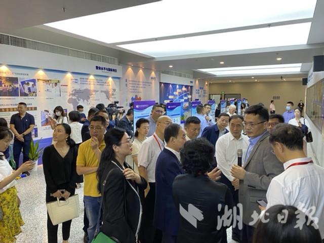 |中国企业家俱乐部理事湖北行——参观武汉光电国家研究中心