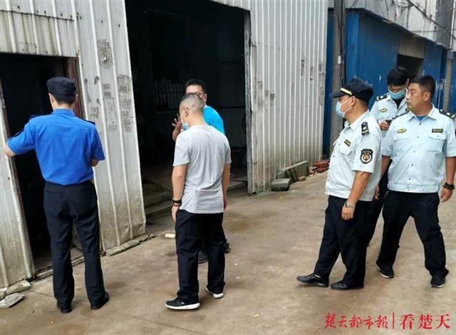 |危险！40平米板房堆了百个燃气瓶，城管部门扣留并罚款