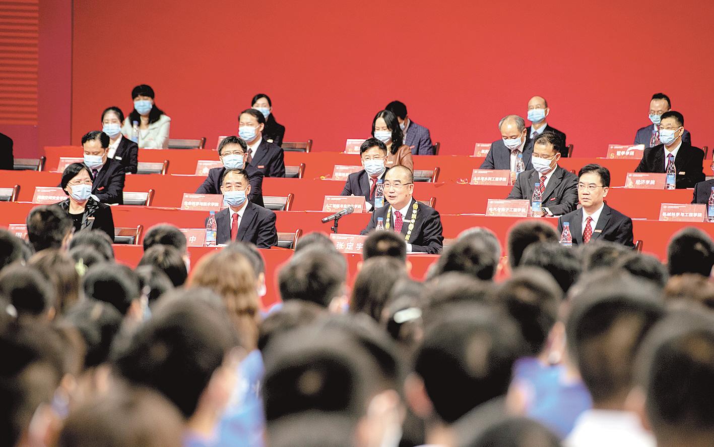 |华中科技大学2020级本科新生开学典礼上 近20次掌声致敬“人民英雄”张定宇