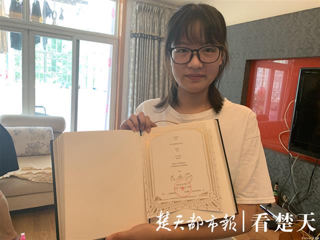 神仙友谊！湖南女生把滞留外地武汉女孩接回家，同吃同住考上同一大学