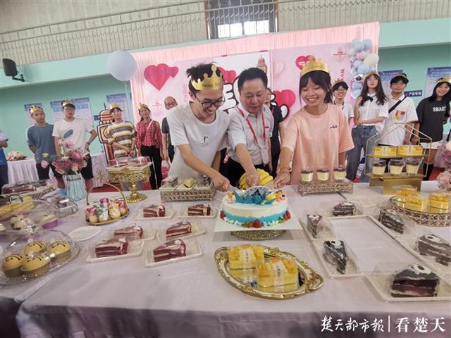 |武汉高校新生陆续报到，布依族姑娘带着妈妈上大学