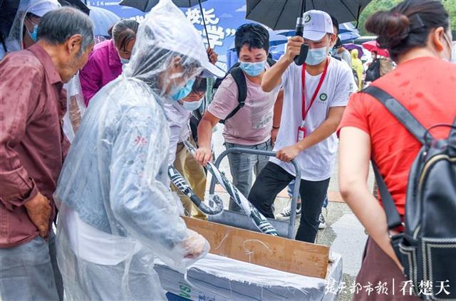 |中南民大喜迎新生报到，双子塔下共谱“雨中曲”