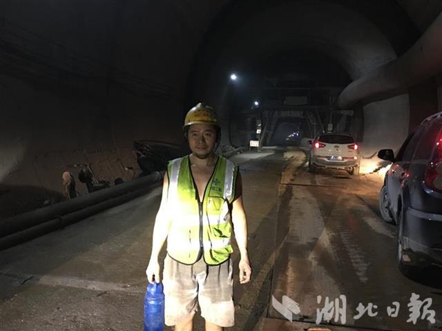 |在鄂央企鏖战云南边锤：悬崖上凿壁造桥，山岭里钻隧修路