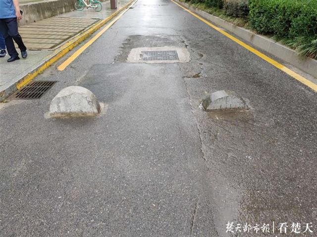 |矮石墩墩“埋伏”地铁口，车辆遇“袭”弹出安全气囊