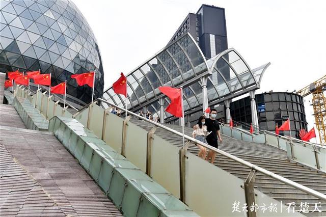 |武汉统一标准挂国旗、迎国庆，节日氛围浓厚