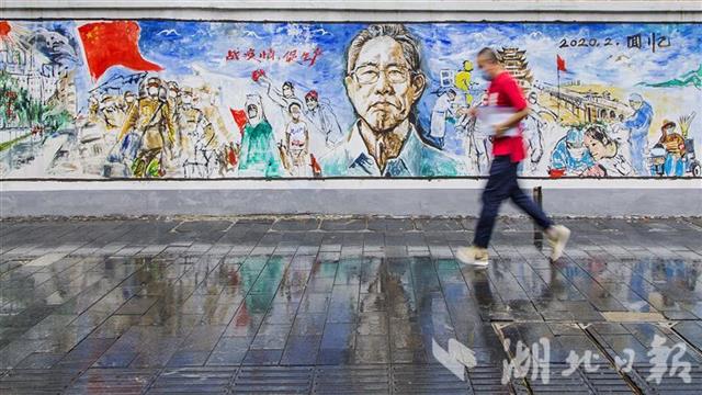 武汉街头现钟南山等抗疫宣传画
