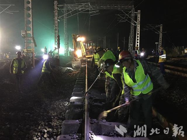 |2000多名铁军深夜鏖战焦柳线打通北煤南运“肠梗阻”