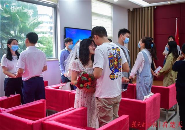 |直播领证，名人见证！湖北婚姻登记花样仪式为爱“加油”