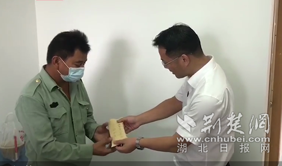 |在荆楚网发帖求助的18岁男孩的眼病和“心病”都解决了！