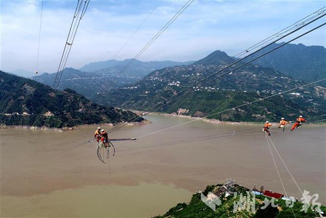 |跨越长江，电网工人峡江上走网丝