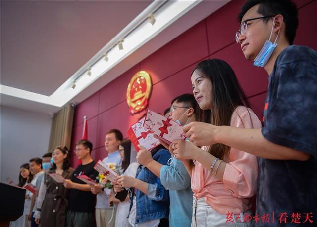 |直播领证，名人见证！湖北婚姻登记花样仪式为爱“加油”
