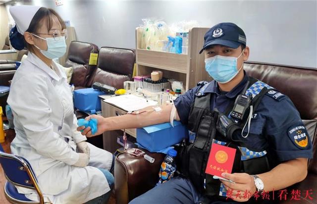 |雄赳赳，气昂昂，保安列队来献血