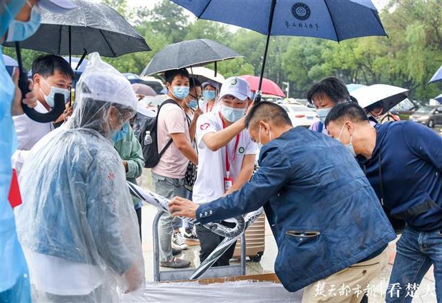 |中南民大喜迎新生报到，双子塔下共谱“雨中曲”