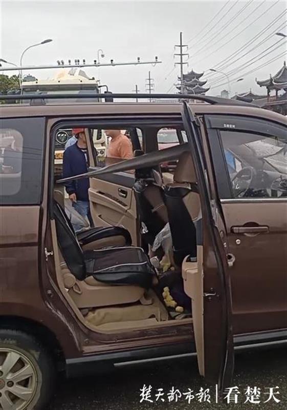 |离奇！面包车撞上风力发电机叶片，尖端戳破挡风玻璃致1人死亡