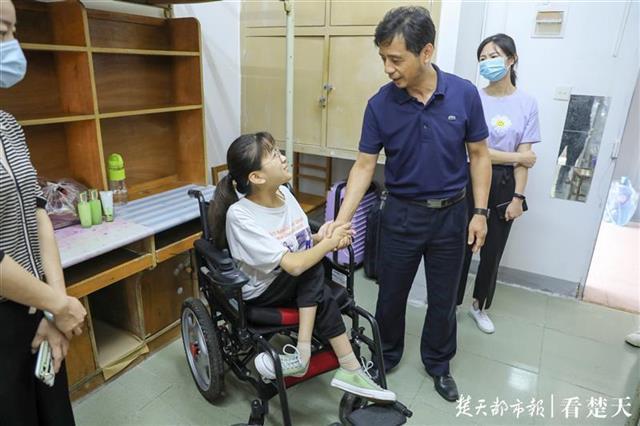 |台阶改斜坡、重装电梯口……这所学校敞开怀抱迎接“轮椅女孩”