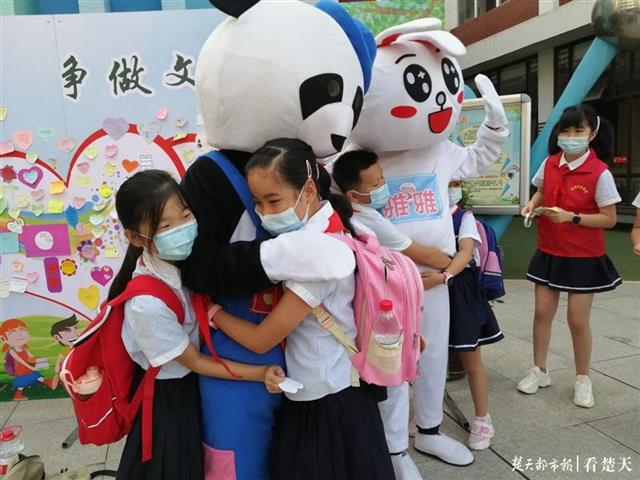 |看，早上7点就有这么多小学生到校！他们说太想上学啦