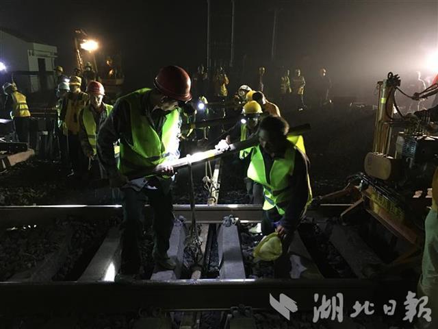 |2000多名铁军深夜鏖战焦柳线打通北煤南运“肠梗阻”