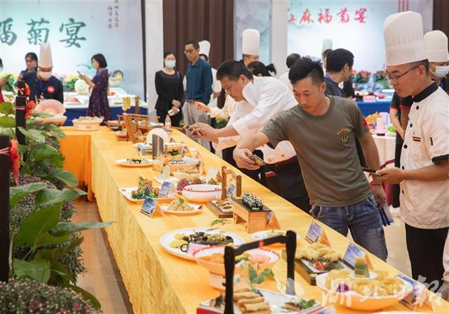 |麻城：厨艺大赛比拼菊花美食