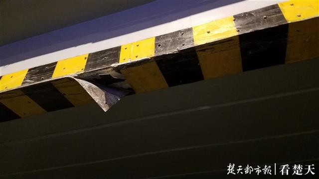 |公交车走错车道卡在高架桥下，当时车上无乘客，未造成人员伤亡