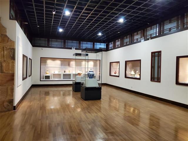 |元青花四爱梅瓶全新亮相武汉博物馆：独占150平方米，观众可触摸旋转