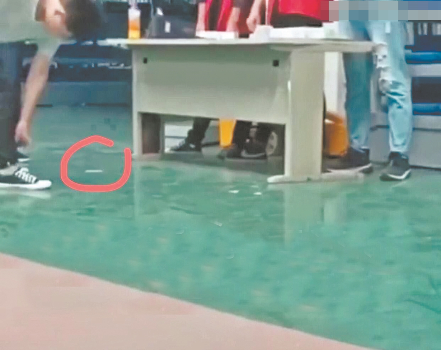 |点名后直接把新员工证件扔到地上 昆山一电子厂涉嫌歧视