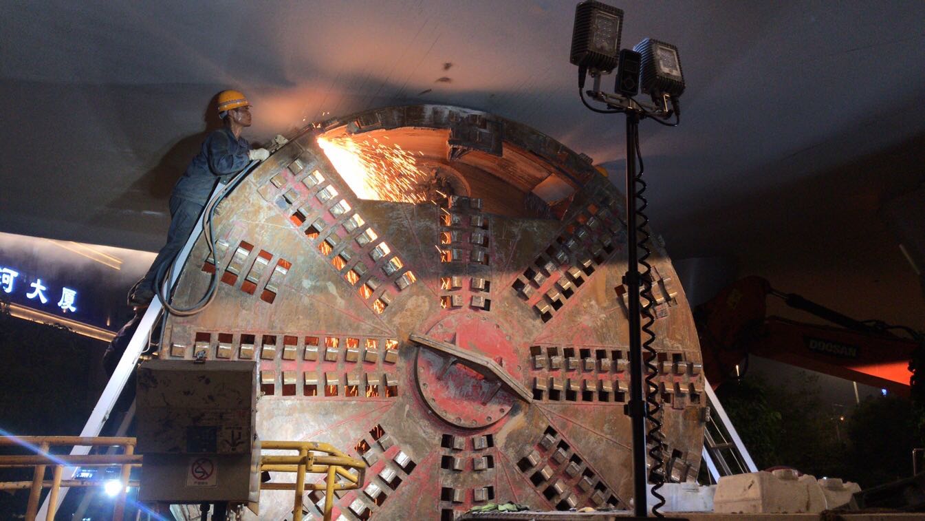 |近百吨“巨无霸”被卡立交桥下，这家企业驰援8小时“救出”