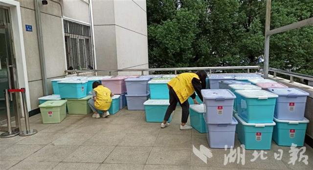 |中南民大“量身定制”爱心礼包，情暖贫困新生