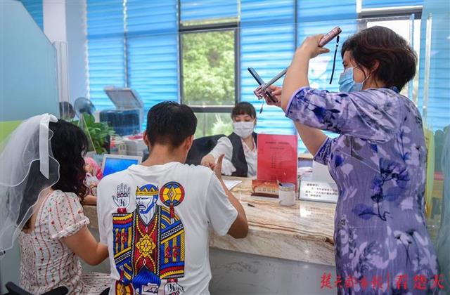 |直播领证，名人见证！湖北婚姻登记花样仪式为爱“加油”