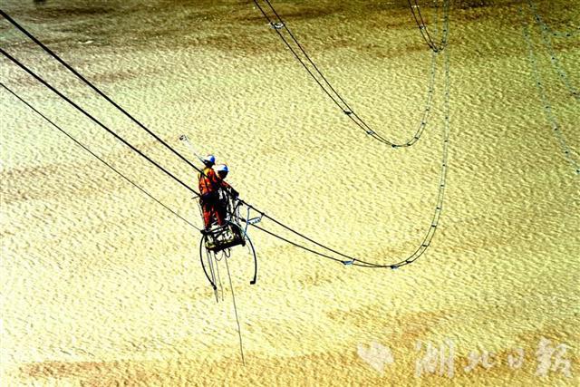 |跨越长江，电网工人峡江上走网丝