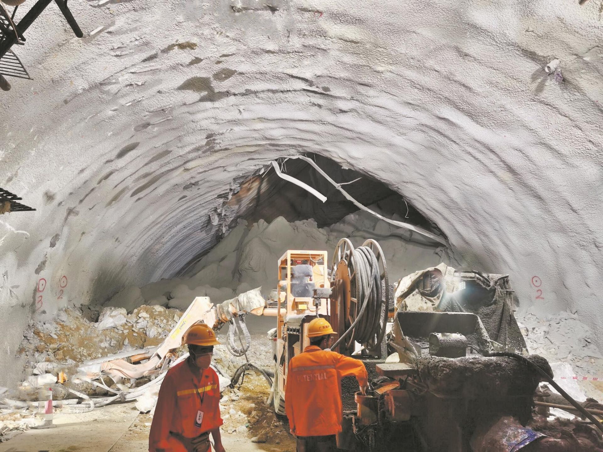 |广西在建隧道塌方9人被困超72小时 湖北郧阳政府专班多次赶往现场