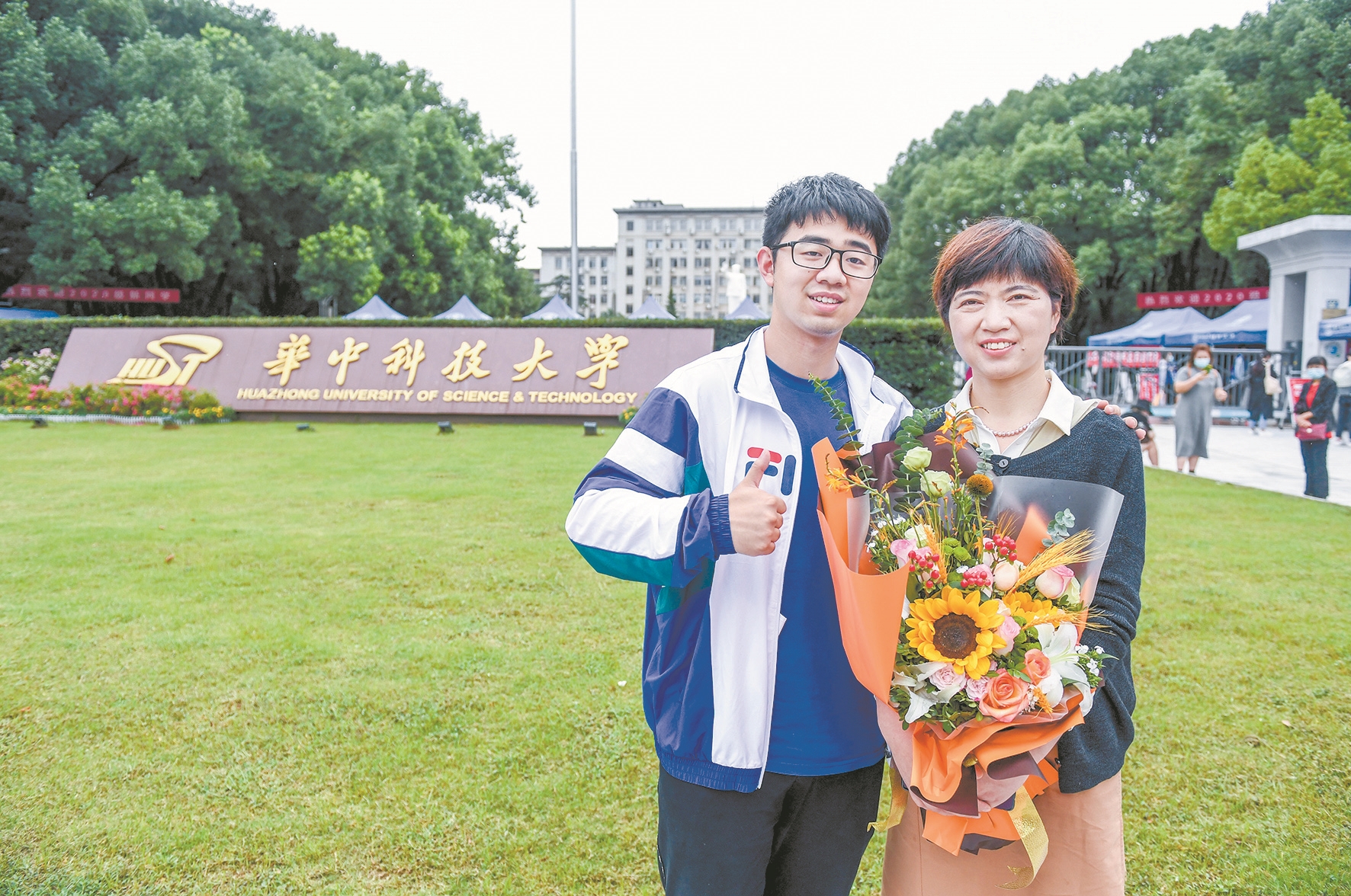 |华科大门前： 单人照变双人照