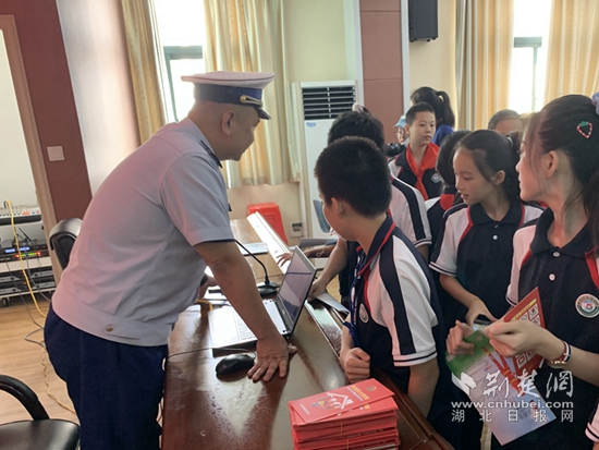 |上好消防安全“开学第一课” 黄石消防员变身“蓝老师”
