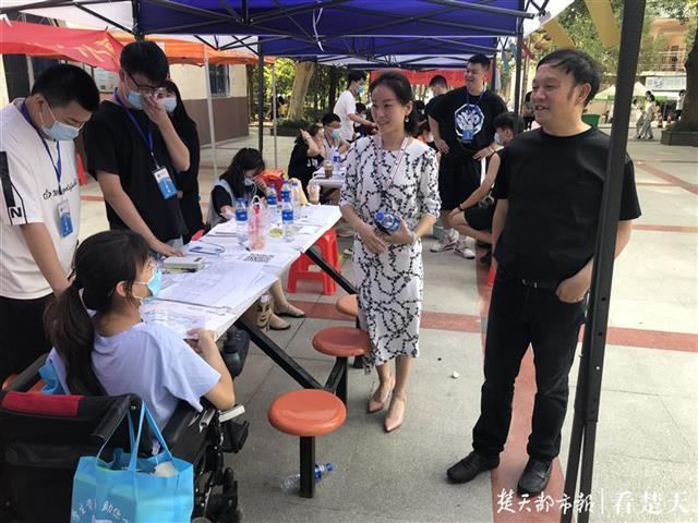 |台阶改斜坡、重装电梯口……这所学校敞开怀抱迎接“轮椅女孩”