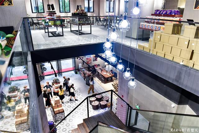 |江汉路步行街！重启试运营首日，市民纷纷冒雨来打卡